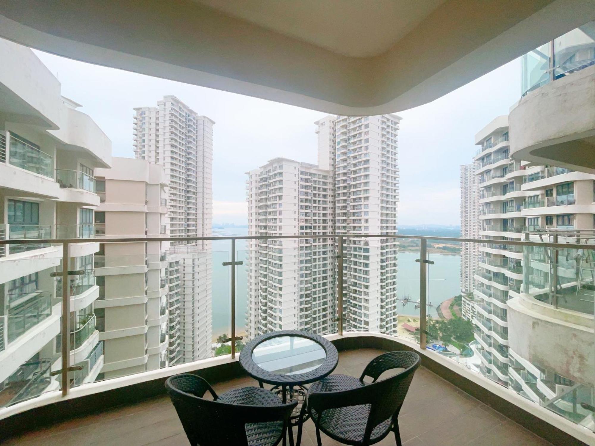 Monic Staycation #country Garden Danga Bay Apartment